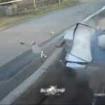 [動画1:06] 猛スピードで激突！まるで運転手が消えたように見える事故