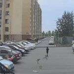 [動画0:20] キックボードの女の子、駐車場で車と衝突