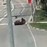 [動画0:42] 速度を落とさない右折車、横断歩道の女性を撥ね飛ばす