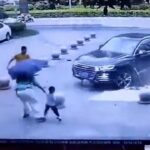 [動画0:53] 駐車場を暴走するアウディ、歩行者を襲う