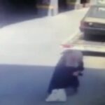 [動画1:34] 高齢女性、トラックの後ろに立っていたら轢かれる