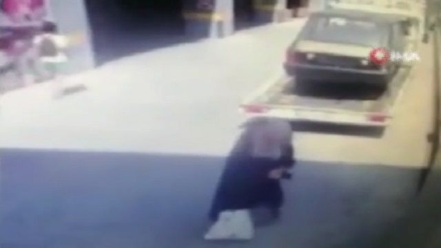 [動画1:34] 高齢女性、トラックの後ろに立っていたら轢かれる