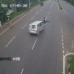 [動画0:40] 酒に酔って道路を横断する男、跳ね飛ばされる