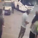 [動画0:33] バスの運転手、バスと警察車両の間に警察官を挟んでしまう