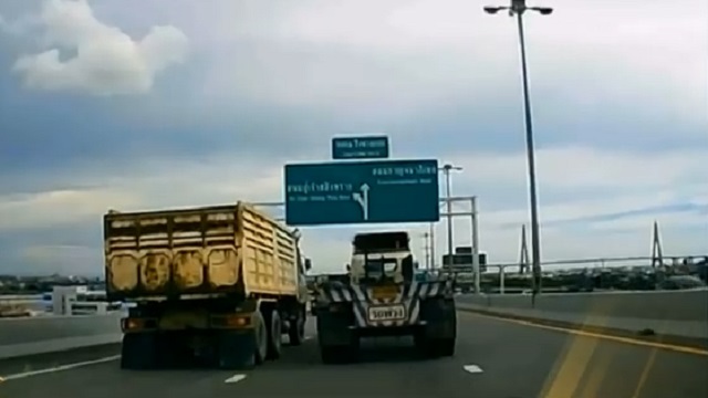 [動画1:15] 自分が運転するダンプに轢かれてしまう運転手