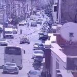 [動画0:56] シリア人の青年、トルコでドア開き事故の被害に・・・