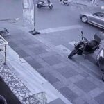 [動画1:08] 事故で転倒したスクーター、ベビーカーを襲う
