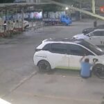 [動画0:30] 中国のドライバー、電気自動車の充電中に感電・・・？