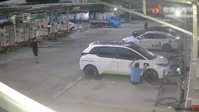[動画0:30] 中国のドライバー、電気自動車の充電中に感電・・・？