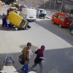 [動画0:54] 暴走するトゥクトゥクが横転、二人の女性が巻き込まれる