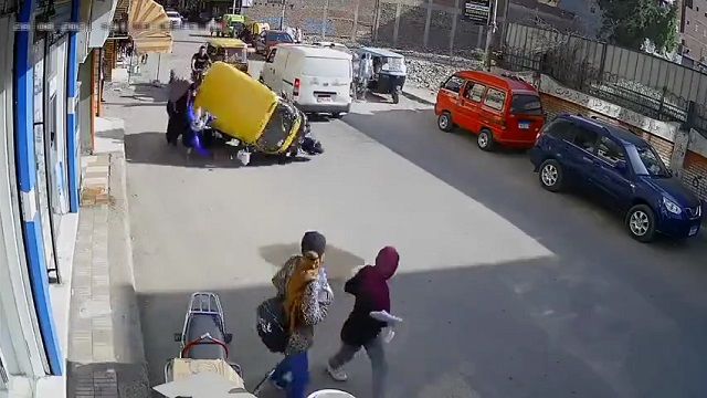 [動画0:54] 暴走するトゥクトゥクが横転、二人の女性が巻き込まれる