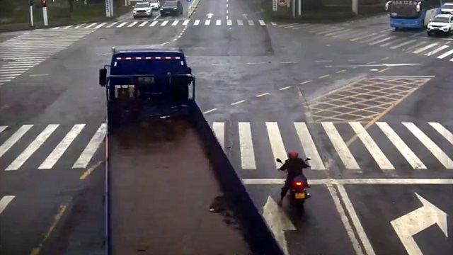[動画0:36] 信号で停止するライダー、左折するトラックの荷台が直撃