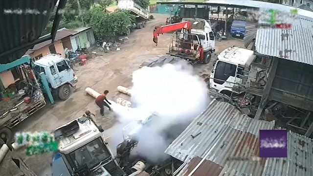 [動画2:18] ガスボンベ発射！建物を破壊して飛んでいく