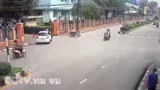 [動画0:17] 病院から帰るバイク、病院を出た瞬間に事故