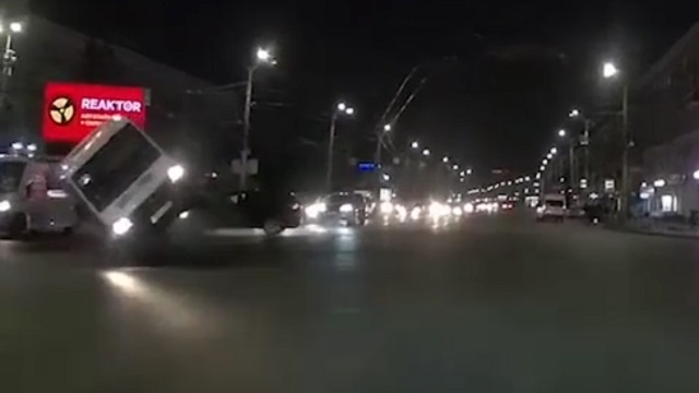 [動画1:39] ４２歳女性、信号無視してミニバスを横転させる