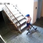 [動画0:47] 少年、階段で用を足す