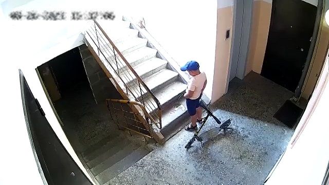 [動画0:47] 少年、階段で用を足す