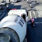[動画0:41] 原付の女性、ミキサー車の前を横切り轢かれる