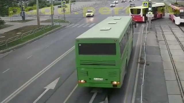 [動画0:24] 右折するバス、トラムに衝突する
