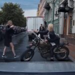 [動画2:29] バイクにまたがり撮影をする女性がセクシーと話題に