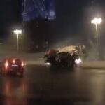 [動画0:52] ミキサー車、高速道路から転落する