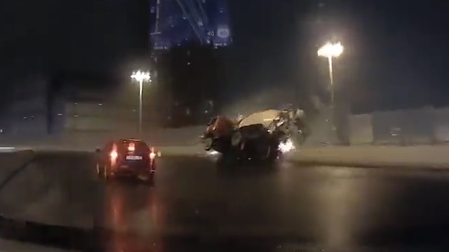 [動画0:52] ミキサー車、高速道路から転落する