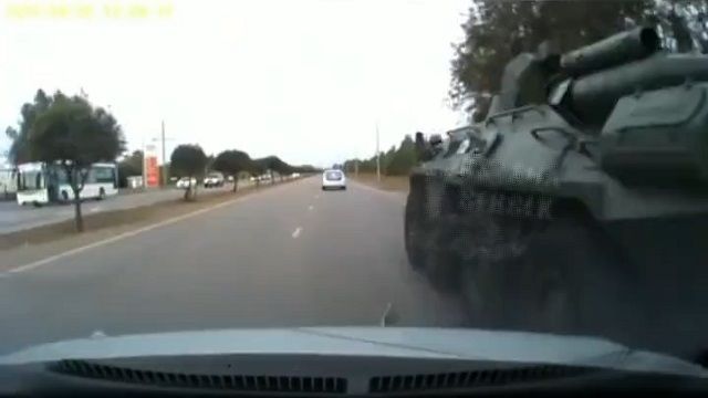 [動画0:32] カザフスタン人、とんでもない相手と交通事故を起こす