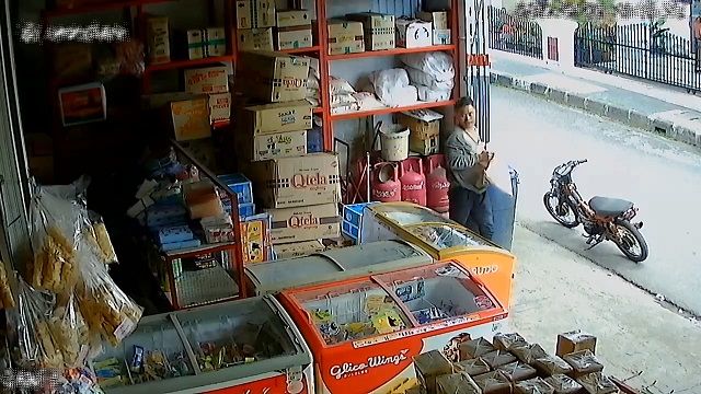 [動画2:35] タバコを買うふりして米を盗む男、防犯カメラにばっちり記録される