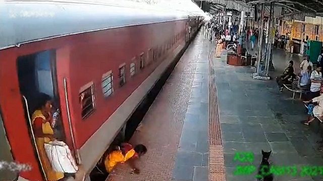 [動画2:53] 発車した列車から降りる親子、ホームと列車の間に引きずり込まれる