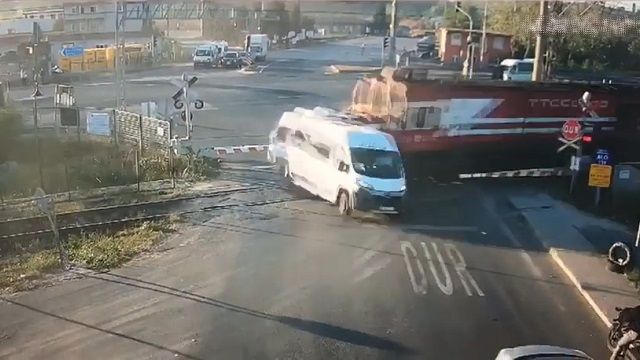 [動画1:52] 遮断機の下りた踏切にミニバスが・・・！カメラに映った悲惨な事故
