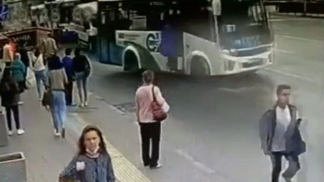 [動画0:14] せっかちなバス運転手、ドアを閉めずに発車した結果
