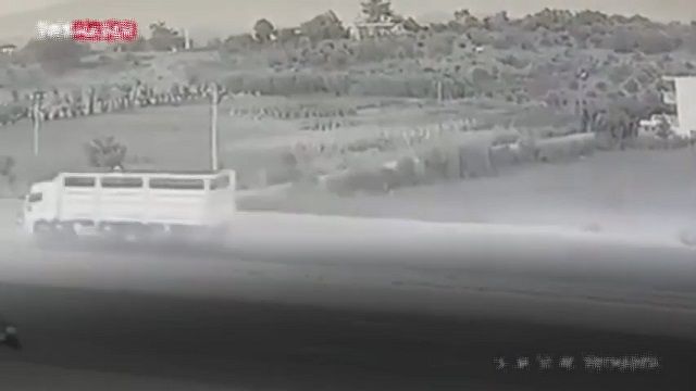 [動画0:29] 走行中に外れたタイヤが女性に直撃、悲惨な事故の瞬間