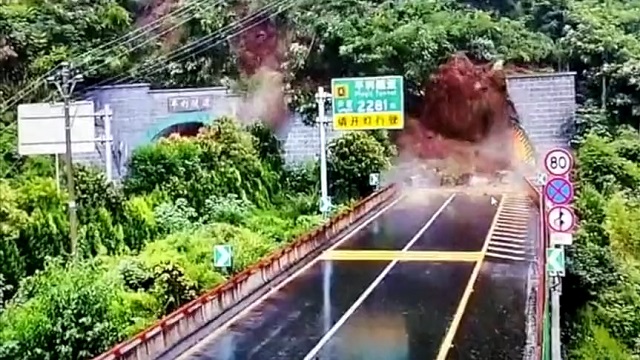 [動画0:34] 中国のトンネル、地すべりで崩落する瞬間