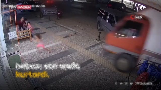[動画0:37] 坂道を暴走するトラックの先には子供たちが・・・