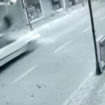 [動画0:49] ７７歳女性、道路を横断中に撥ねられ飛んでいく