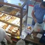 [動画0:25] ロシア人、子供の治療費のための募金箱を盗む
