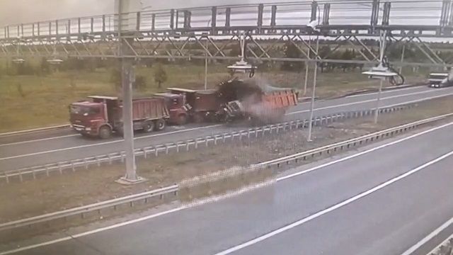 [動画0:29] 後続のトラックが激しく追突、運転手が投げ出される