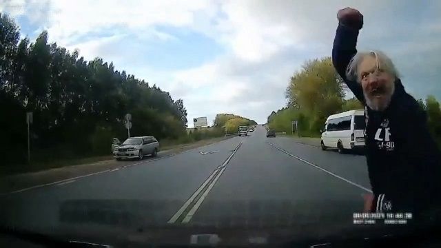 [動画0:57] なにこれ怖い・・・、車を破壊する男の正体に驚愕