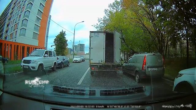 [動画0:15] トラック、荷台のリヤドアをロックせずに走り出す