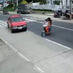 [動画0:58] 女性３人が乗るバイク、道路に飛び出し撥ねられる