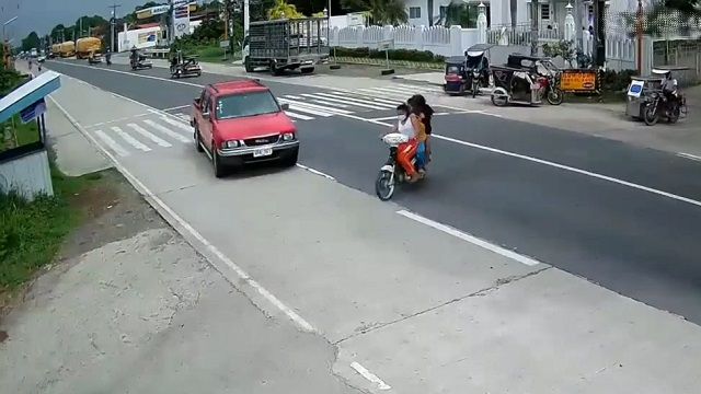 [動画0:58] 女性３人が乗るバイク、道路に飛び出し撥ねられる