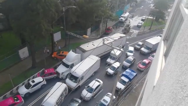 [動画1:31] 何があった・・・？渋滞を押し退けて進むトレーラー