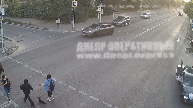 [動画1:40] 横断歩道を渡る男性、暴走車に激しく撥ね飛ばされる・・・