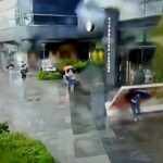 [動画1:05] 中国人女性、強風で倒れた看板の下敷きに・・・