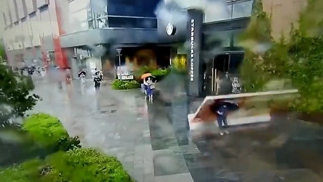 [動画1:05] 中国人女性、強風で倒れた看板の下敷きに・・・