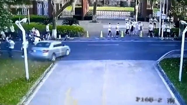 [動画0:33] アクセル・ブレーキ踏み間違い、猛スピードで大学に突っ込む