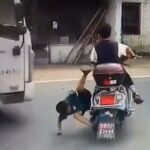 [動画0:25] 子供二人が乗るスクーター、バランスを崩してトラックと接触するが・・・