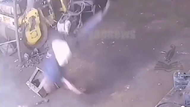 [動画0:05] タイヤが爆発！吹っ飛ばされて地面に叩きつけられる男性
