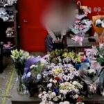 [動画0:23] 変態ロシア人、花屋で女性のスカートをのぞく