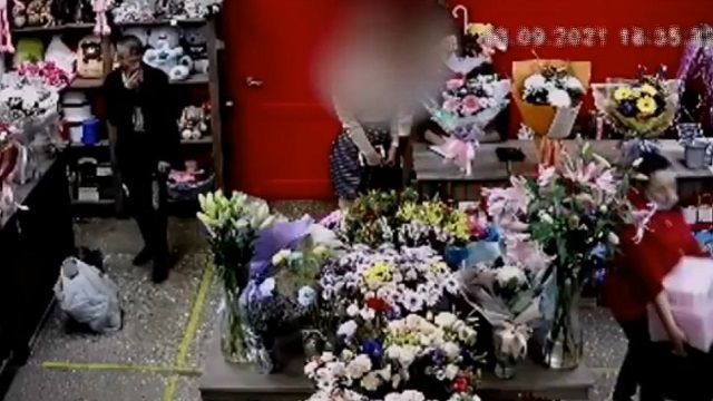 [動画0:23] 変態ロシア人、花屋で女性のスカートをのぞく